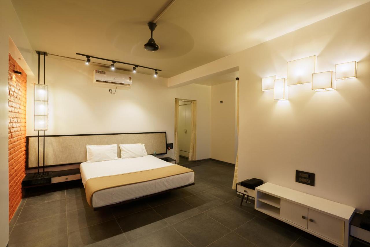 Grey Stone - Lakefront Penthouse Family Rooms Kolhapur Esterno foto