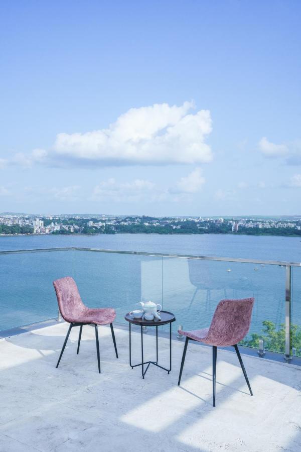 Grey Stone - Lakefront Penthouse Family Rooms Kolhapur Esterno foto