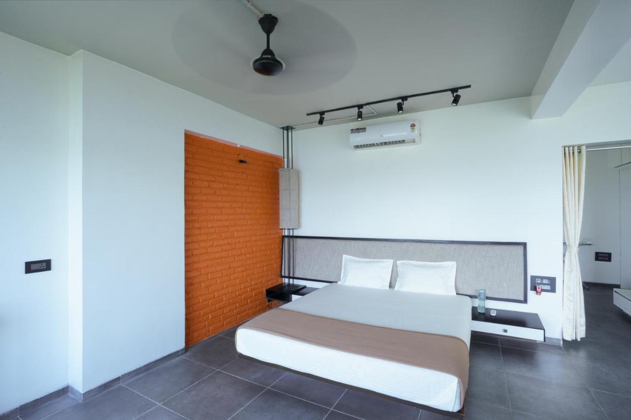 Grey Stone - Lakefront Penthouse Family Rooms Kolhapur Esterno foto